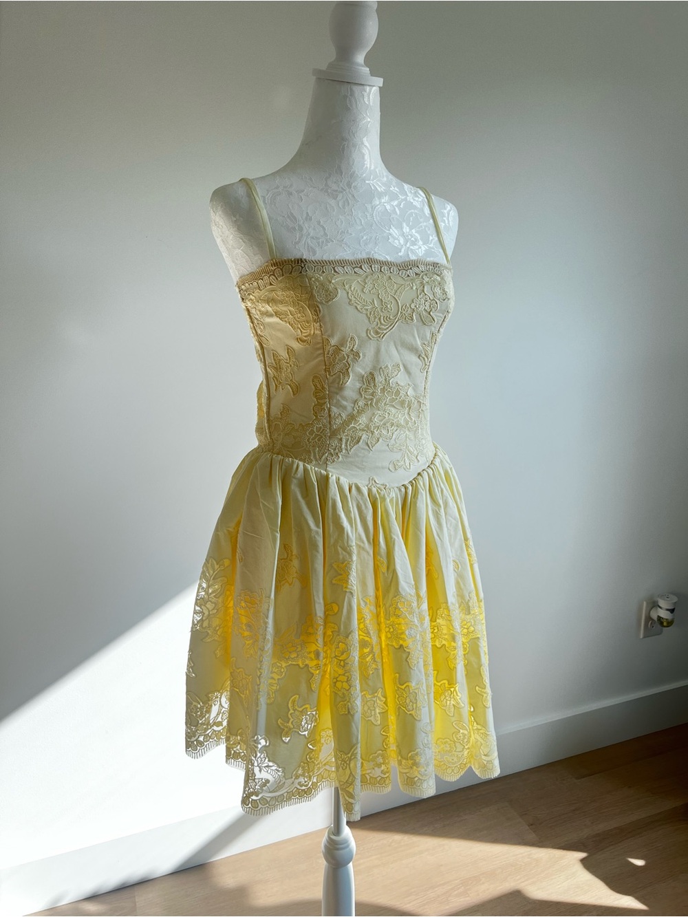 House of CB CHLOE
Lemon Custom Lace Cotton Broderie Anglaise Mini Dress 🍋